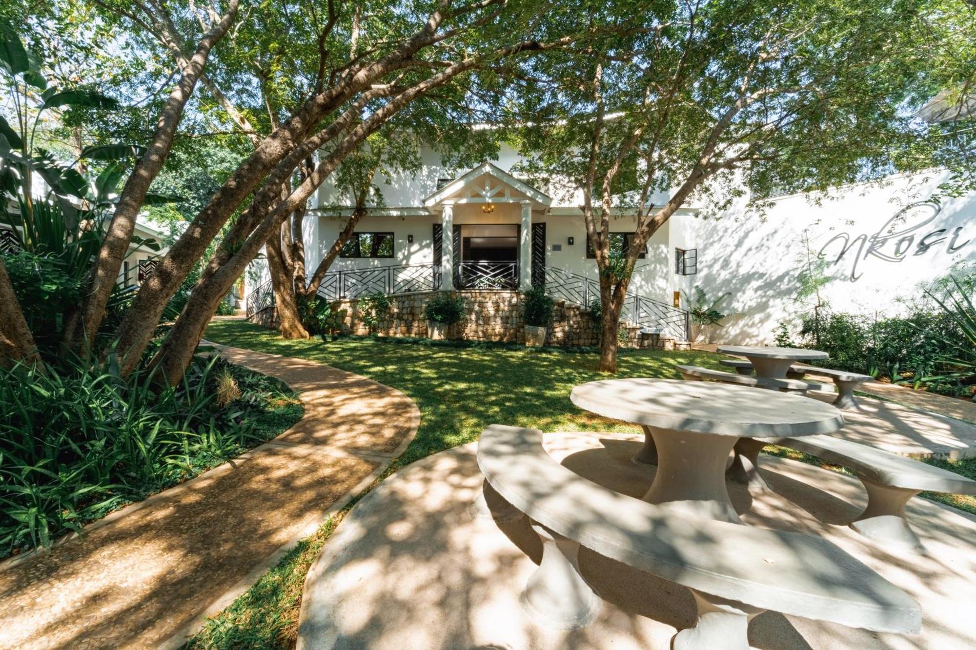 Nkosi Guest Lodge Victoria Falls Exterior photo